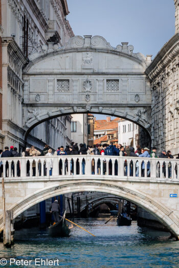 Seufzerbrücke mit Gondel und Touristen  Venedig Metropolitanstadt Venedig Italien by Peter Ehlert in Venedig-stadt