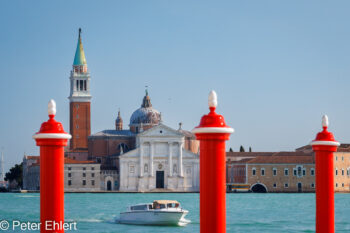 Rote Anleger und Boot vor San Giorgio  Venedig Metropolitanstadt Venedig Italien by Peter Ehlert in Venedig-stadt