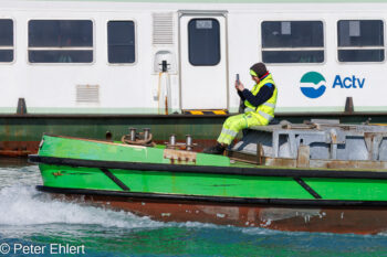 Arbeiter mit Smartphone und Spass  Venedig Metropolitanstadt Venedig Italien by Peter Ehlert in Venedig-stadt