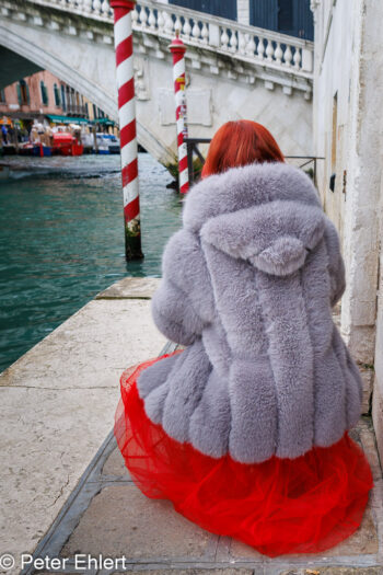 Content Creator in rot und grau  Venedig Metropolitanstadt Venedig Italien by Peter Ehlert in Venedig-stadt