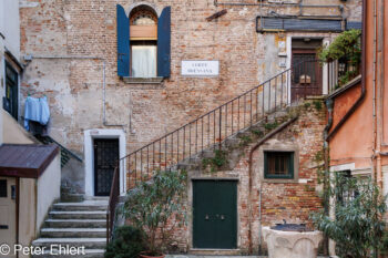 Innenhof mit Treppe  Venedig Metropolitanstadt Venedig Italien by Peter Ehlert in Venedig-stadt