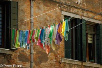 Bunte Wäsche auf der Leine  Venedig Metropolitanstadt Venedig Italien by Peter Ehlert in Venedig-stadt