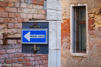 Einbahn-Kanal  Venedig Metropolitanstadt Venedig Italien by Peter Ehlert in Venedig-stadt