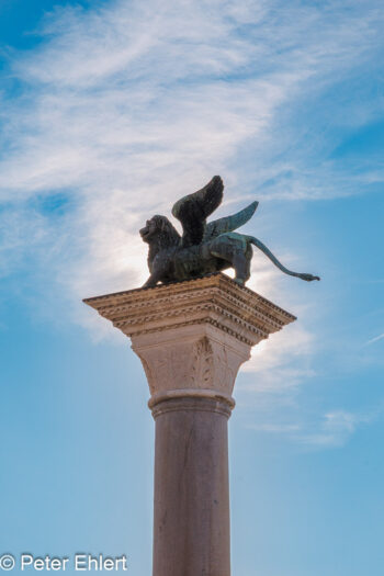Säule mit Löwe und Wolken  Venedig Metropolitanstadt Venedig Italien by Peter Ehlert in Venedig-stadt