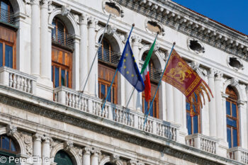 Fassade mit Flaggen  Venedig Metropolitanstadt Venedig Italien by Peter Ehlert in venedig-details