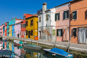 Häuserzeile mit Kanal  Venedig Metropolitanstadt Venedig Italien by Peter Ehlert in burano-stadt