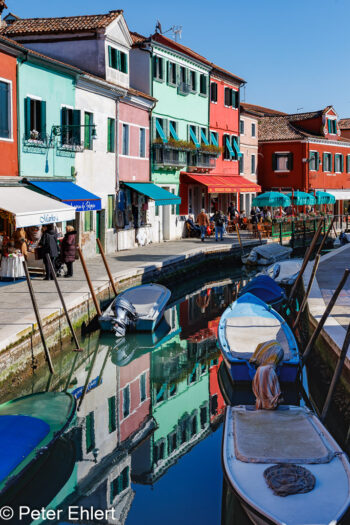 Häuserzeile mit Kanal und Spielgelung  Venedig Metropolitanstadt Venedig Italien by Peter Ehlert in burano-stadt