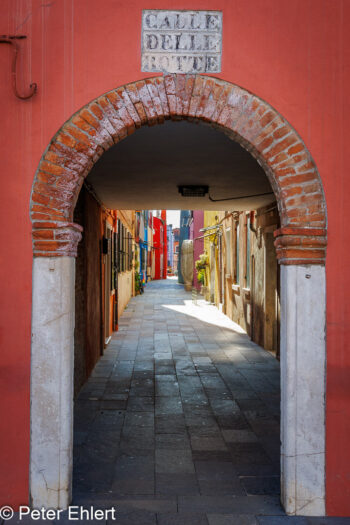 Torbogen mit Durchblick  Venedig Metropolitanstadt Venedig Italien by Peter Ehlert in burano-stadt