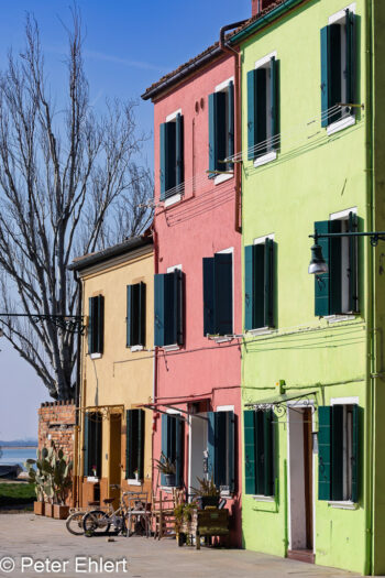 Häuserzeile  Venedig Metropolitanstadt Venedig Italien by Peter Ehlert in burano-stadt