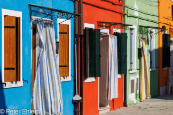Häuserzeile  Venedig Metropolitanstadt Venedig Italien by Peter Ehlert in burano-stadt