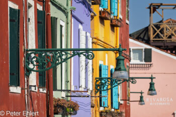 Laternen an Häuserzeile  Venedig Metropolitanstadt Venedig Italien by Peter Ehlert in burano-stadt