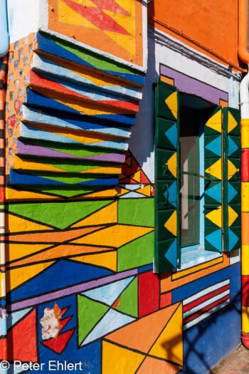 Bunte gemusterte Fassade  Venedig Metropolitanstadt Venedig Italien by Peter Ehlert in burano-stadt