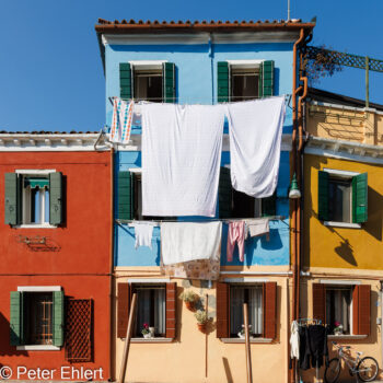Fassade mit Wäscheleine  Venedig Metropolitanstadt Venedig Italien by Peter Ehlert in burano-stadt