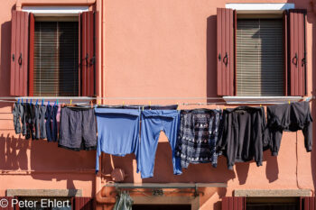 Fassade mit Wäscheleine  Venedig Metropolitanstadt Venedig Italien by Peter Ehlert in burano-stadt