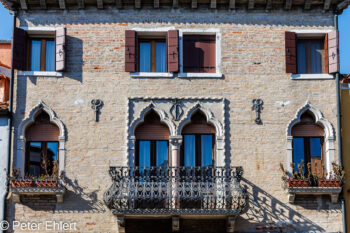 Fassade mit Balkon  Venedig Metropolitanstadt Venedig Italien by Peter Ehlert in burano-stadt