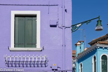 Fassade mit Laterne  Venedig Metropolitanstadt Venedig Italien by Peter Ehlert in burano-stadt