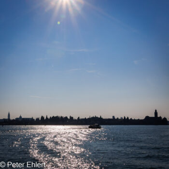 Silhouette mit Sonne und Boot  Venedig Metropolitanstadt Venedig Italien by Peter Ehlert in burano-stadt