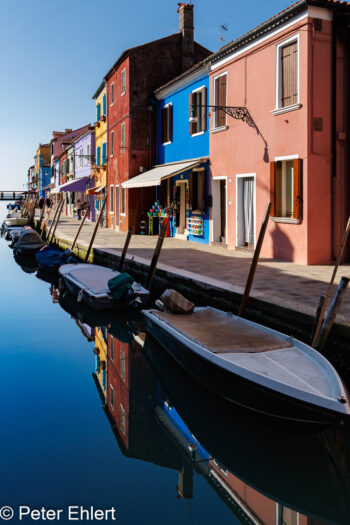 Häuserzeile mit Kanal und Spielgelung  Venedig Metropolitanstadt Venedig Italien by Peter Ehlert in burano-spiegelung