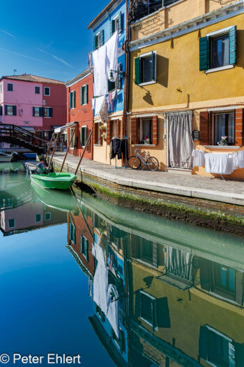 Häuserzeile mit Kanal und Spielgelung  Venedig Metropolitanstadt Venedig Italien by Peter Ehlert in burano-spiegelung