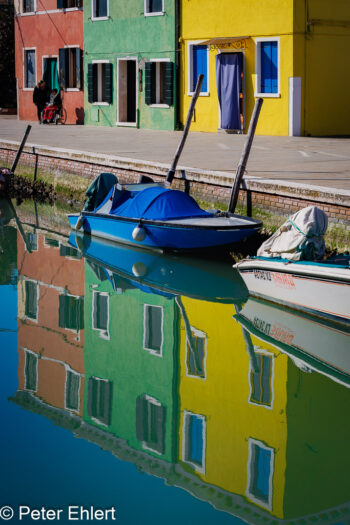 Häuserzeile mit Kanal und Spielgelung  Venedig Metropolitanstadt Venedig Italien by Peter Ehlert in burano-spiegelung