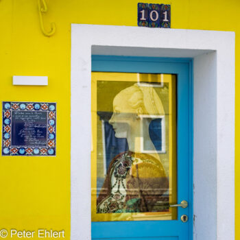Tür und gegenüber liegendes Haus  Venedig Metropolitanstadt Venedig Italien by Peter Ehlert in burano-spiegelung