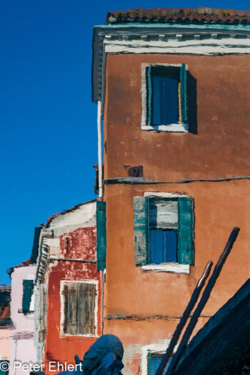 Fassade im Spiegel  Venedig Metropolitanstadt Venedig Italien by Peter Ehlert in burano-spiegelung