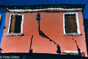 Fassadenspiegelung  Venedig Metropolitanstadt Venedig Italien by Peter Ehlert in burano-spiegelung