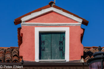 Dachgaube  Venedig Metropolitanstadt Venedig Italien by Peter Ehlert in burano-gauben