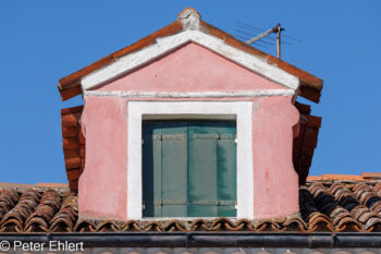 Dachgaube  Venedig Metropolitanstadt Venedig Italien by Peter Ehlert in burano-gauben