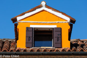 Dachgaube  Venedig Metropolitanstadt Venedig Italien by Peter Ehlert in burano-gauben