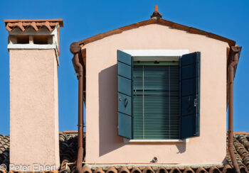 Dachgaube  Venedig Metropolitanstadt Venedig Italien by Peter Ehlert in burano-gauben