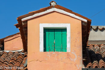 Dachgaube  Venedig Metropolitanstadt Venedig Italien by Peter Ehlert in burano-gauben