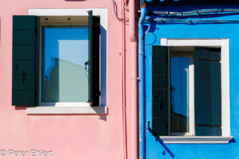 Fenster Doppel  Venedig Metropolitanstadt Venedig Italien by Peter Ehlert in burano-fenster
