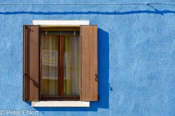 Fenster Einzel  Venedig Metropolitanstadt Venedig Italien by Peter Ehlert in burano-fenster