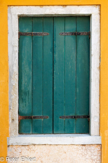 Fenster Einzel  Venedig Metropolitanstadt Venedig Italien by Peter Ehlert in burano-fenster