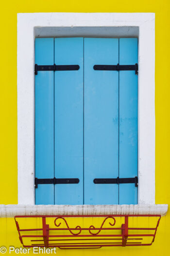 Fenster Einzel  Venedig Metropolitanstadt Venedig Italien by Peter Ehlert in burano-fenster
