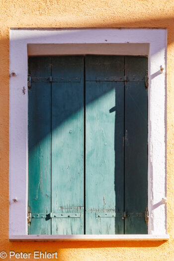 Fenster Einzel  Venedig Metropolitanstadt Venedig Italien by Peter Ehlert in burano-fenster
