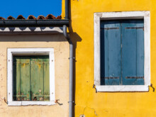 Fenster Doppel  Venedig Metropolitanstadt Venedig Italien by Peter Ehlert in burano-fenster