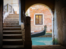 Brücke, Gondel und Kanal  Venedig Metropolitanstadt Venedig Italien by Peter Ehlert in venedig_bildbeziehungen