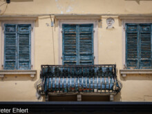 Fenster und Balkon  Lazise Provinz Verona Italien by Peter Ehlert in lazise