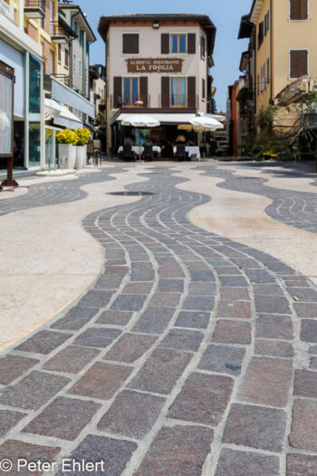 Wellenpflasterung  Lazise Provinz Verona Italien by Peter Ehlert in lazise