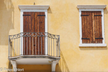 Fenster und Balkon  Lazise Provinz Verona Italien by Peter Ehlert in lazise