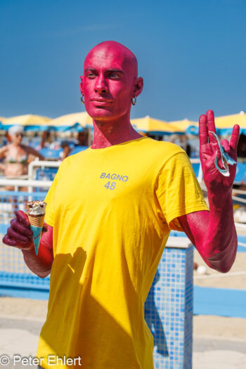 Mann in Pink  Bellaria-Igea Marina Provinz Rimini Italien by Peter Ehlert in Bellaria 2025