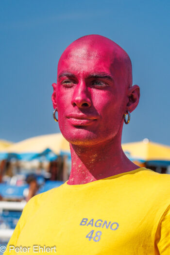 Mann in Pink  Bellaria-Igea Marina Provinz Rimini Italien by Peter Ehlert in Bellaria 2025