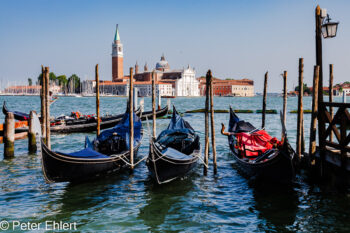 Gondeln vor San Giorgio Maggiore  Venedig Metropolitanstadt Venedig Italien by Peter Ehlert in venedig-stadt