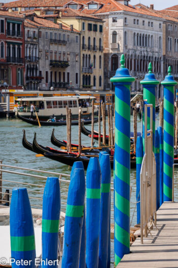 Blau-grüne Stangen  Venedig Metropolitanstadt Venedig Italien by Peter Ehlert in venedig-stadt