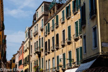Hausfassaden mit Balkonen  Venedig Metropolitanstadt Venedig Italien by Peter Ehlert in venedig-stadt
