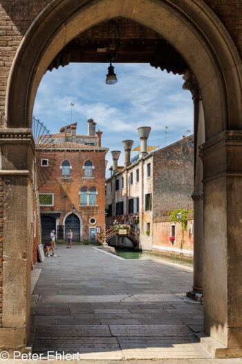 Durchgang  Venedig Metropolitanstadt Venedig Italien by Peter Ehlert in venedig-stadt