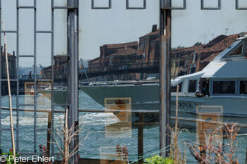 Spiegelungen im Fenster  Venedig Metropolitanstadt Venedig Italien by Peter Ehlert in venedig-stadt