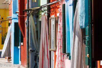 Häuserreihe mit Vorhängen  Venedig Metropolitanstadt Venedig Italien by Peter Ehlert in venedig-burano